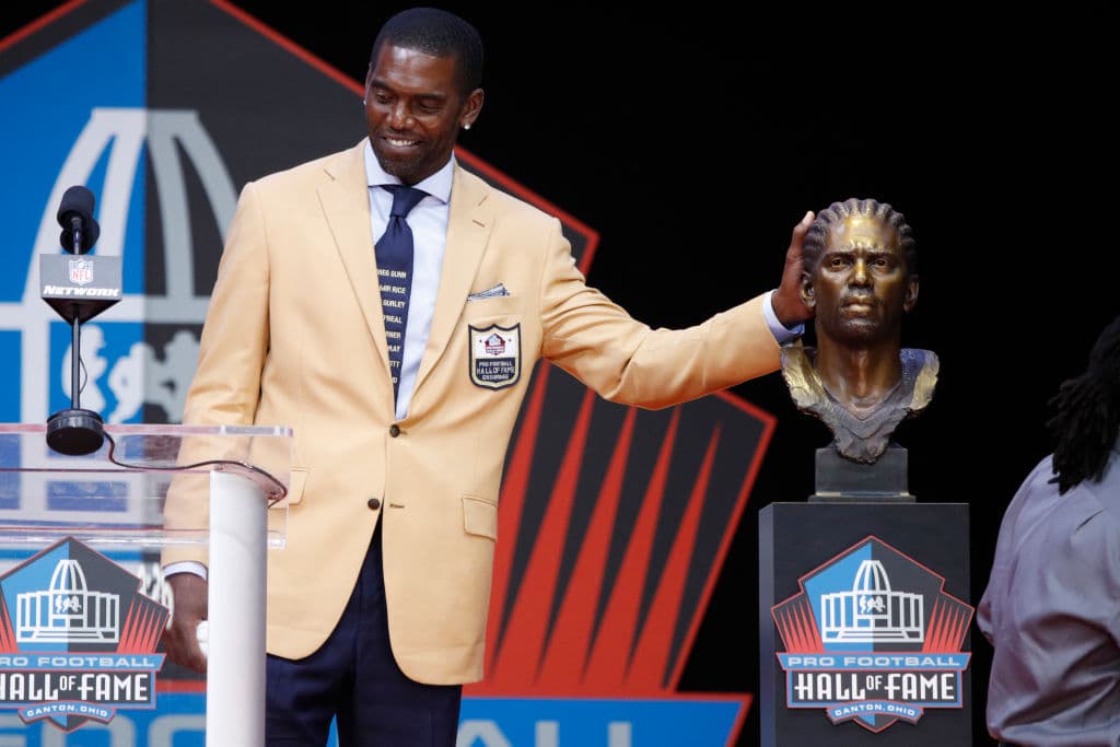 El receptor Randy Moss también fue parte de la ceremonia. Tiene el récord de mayor cantidad de touchdowns en una sola temporada, con 23 en el 2007, destacándose con los New England Patriots.