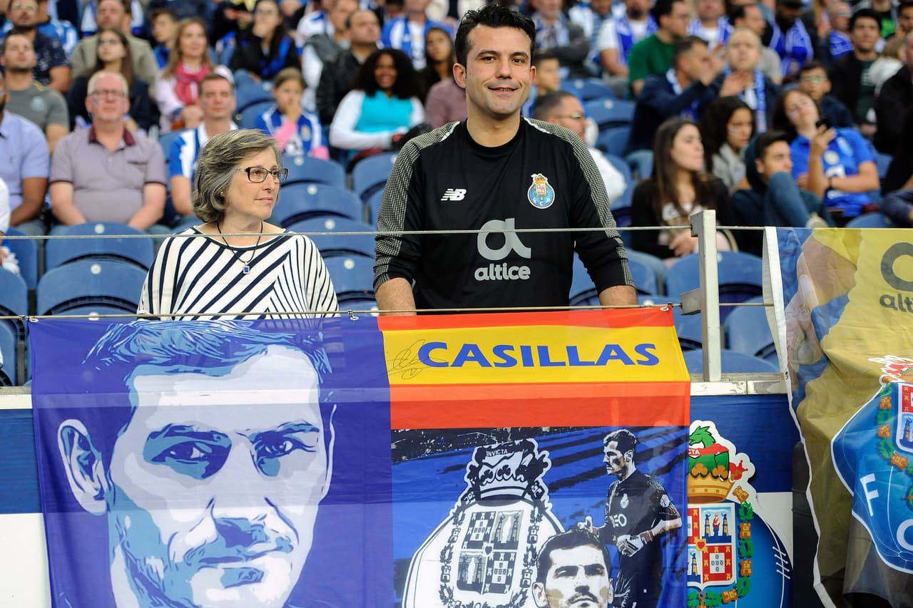 Los fanáticos del Porto le enviaron su apoyo al arquero español Iker Casillas, que el miércoles pasado sufrió un infarto en el entrenamiento del club.