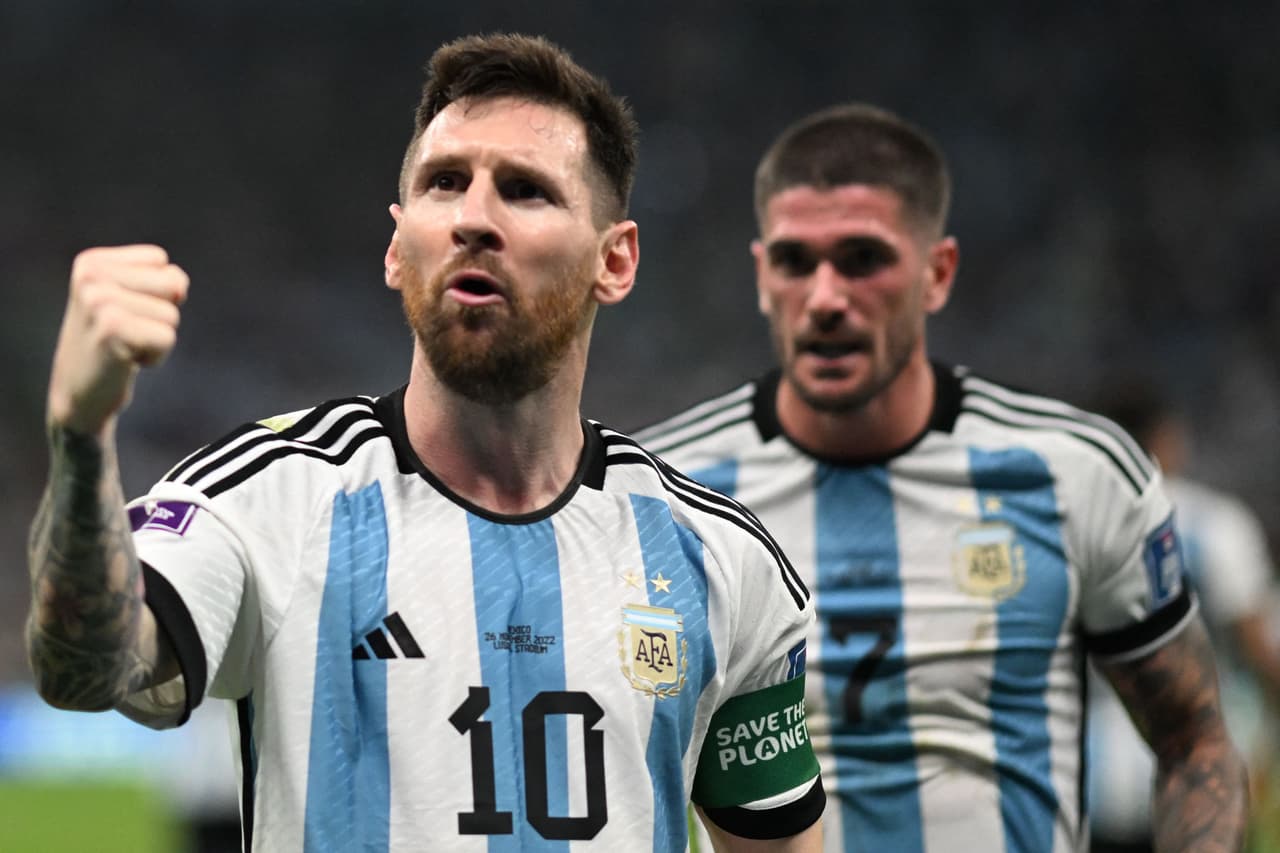 La Selección de Argentina sacó los tres puntos tres vencer a México por dos goles contra cero con las anotaciones de Messi y Fernández en el segundo tiempo con lo que se coloca en el segundo lugar del Grupo C y México cae al sótano.