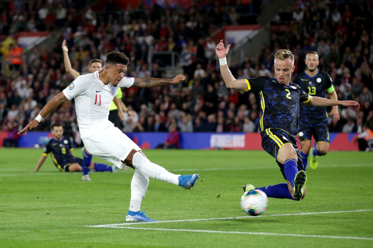 Antes de terminar el primer tiempo, Sancho marca su doblete y pone a Kosovo contra las cuerdas con el 5-1.