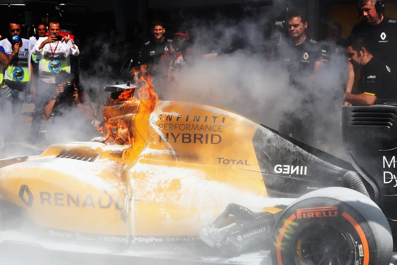 Los mecanismos eléctricos, motor y depósito de gasolina quedaron inservibles luego del incendio en el vehículo.