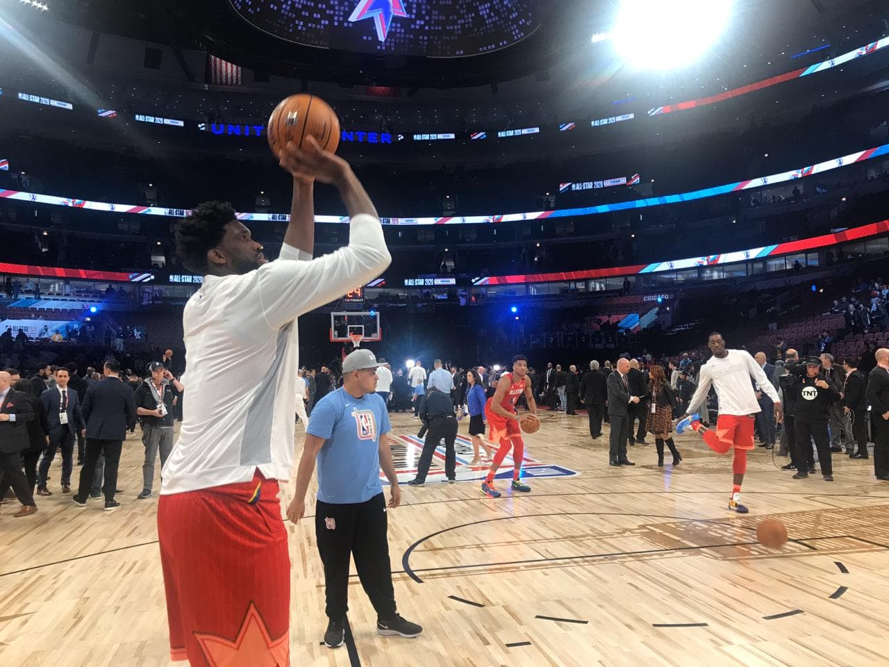 Así se vive la pasión del NBA All-Star Game muy colorido y con gente emocionada para disfrutar de este encuentro.