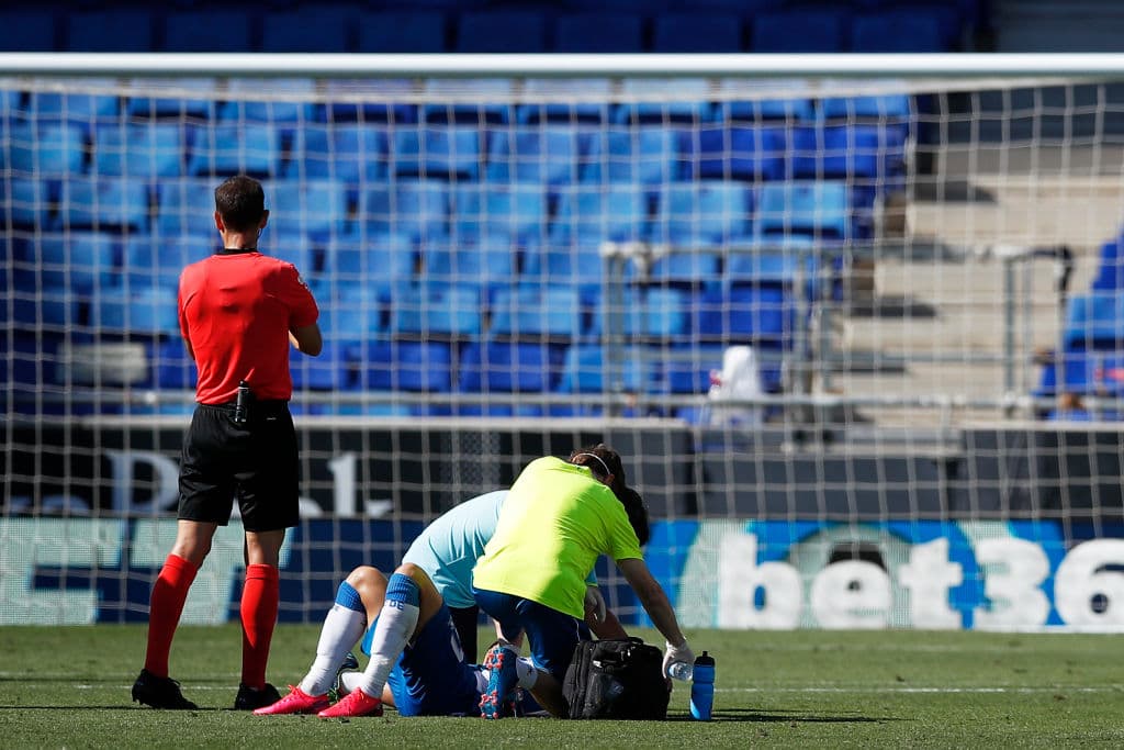 Raúl de Tomás es atendido por el cuerpo médico tras haber recivido un duro golpe en la cabeza.