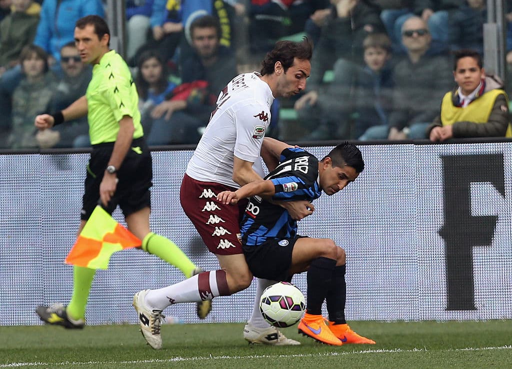 La estatura en ocasiones fue una ventaja para un jugador cuya habilidad con el balón lo hizo difícil de marcar para los corpulentos defensas.