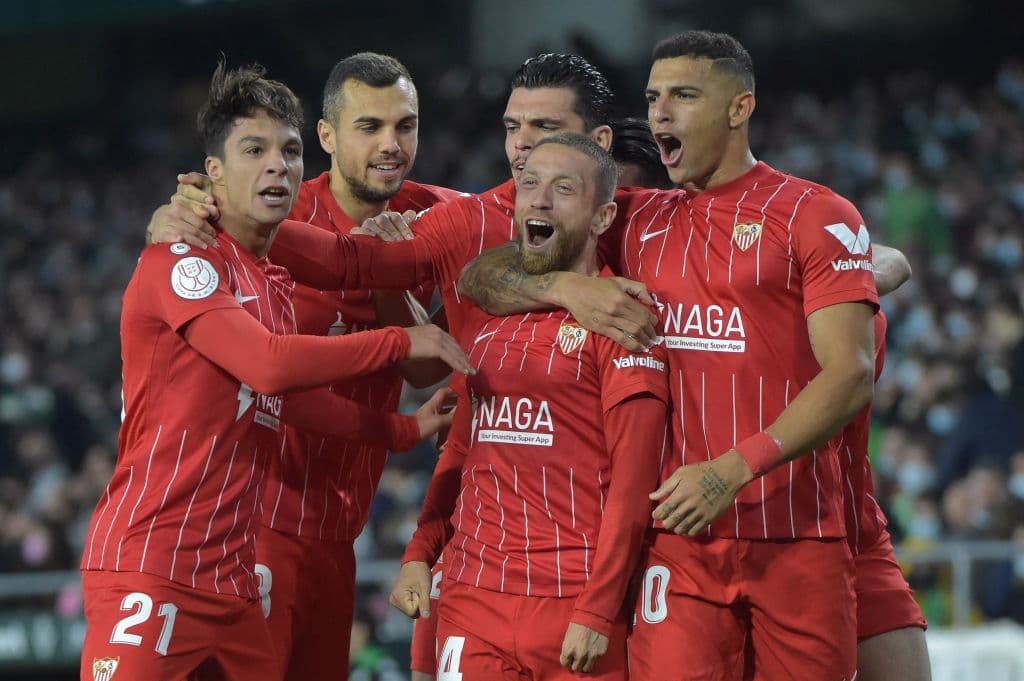 Tras la reanudación del partido este domingo, desde el minuto 39’, el Betis abrió el marcador con un gol de Sergio Canales en el minuto 73, y así los verdiblancos consiguieron su pase a la siguiente ronda. El mexicano Jesús ‘Tecatito’ Corona vio su debut al minuto 67’.