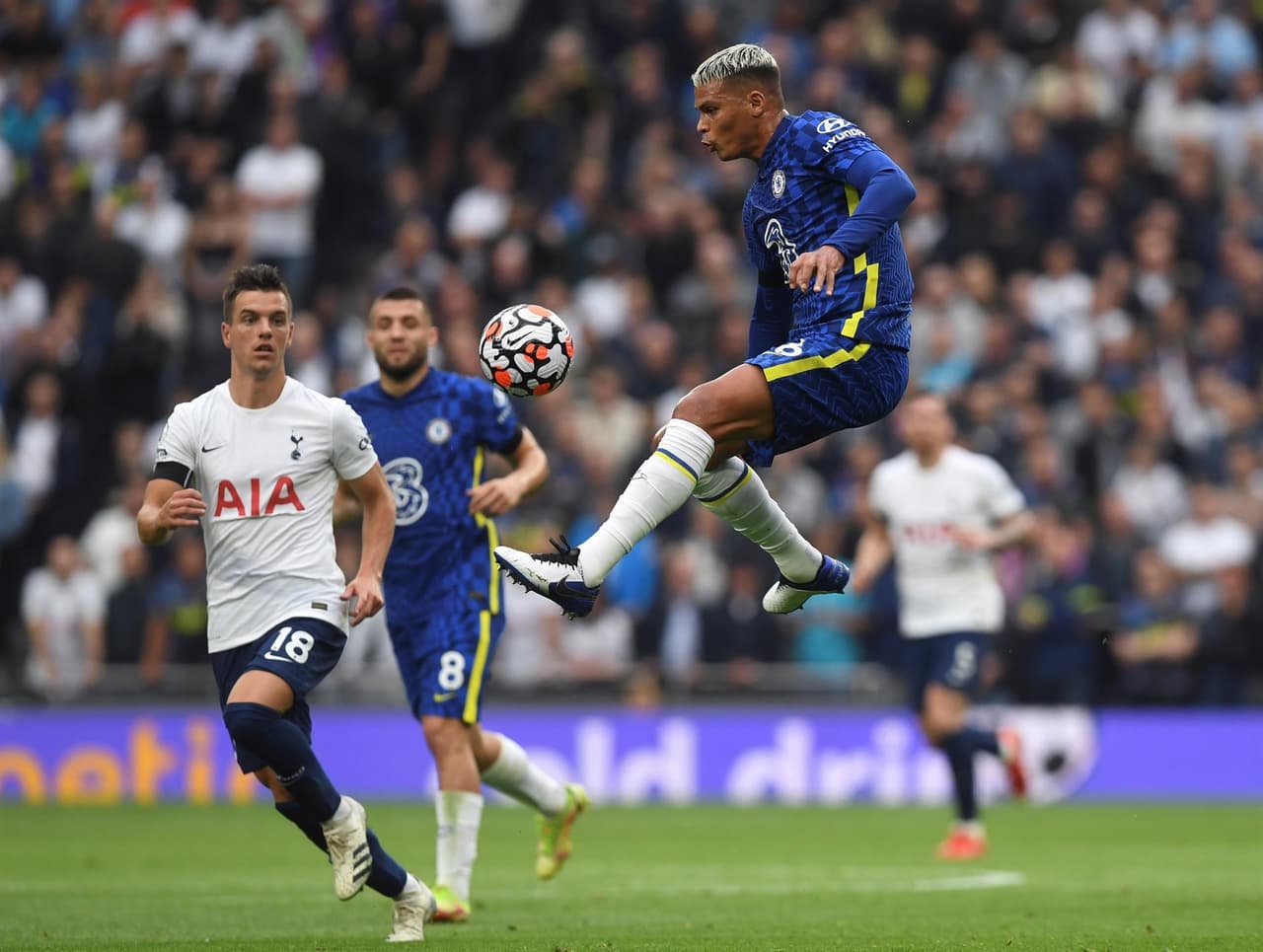 Chelsea barrió al Tottenham 3-0 con goles de Thiago Silva al 49’, de N’Golo Kanté al 57’ y, para terminar con broche de oro, Antonio Rüdiger nos regala una anotación al minuto 90+2’, para cerrar la quinta Jornada de la Premier League.