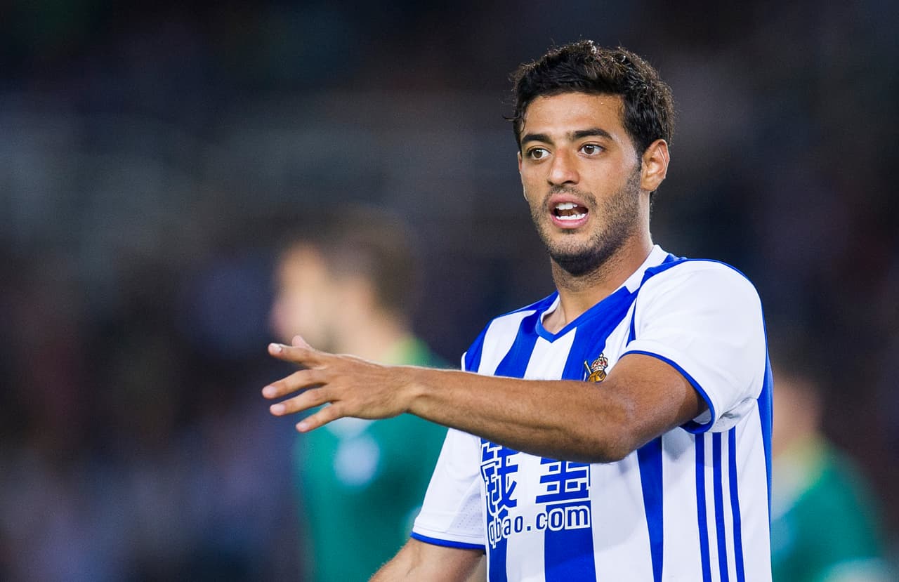 Carlos Vela jugó en 2007 con Osasuna y solo volvería al fútbol español con Real Sociedad, en el que es figura desde 2011 hasta la actualidad, con el que lleva 64 goles.