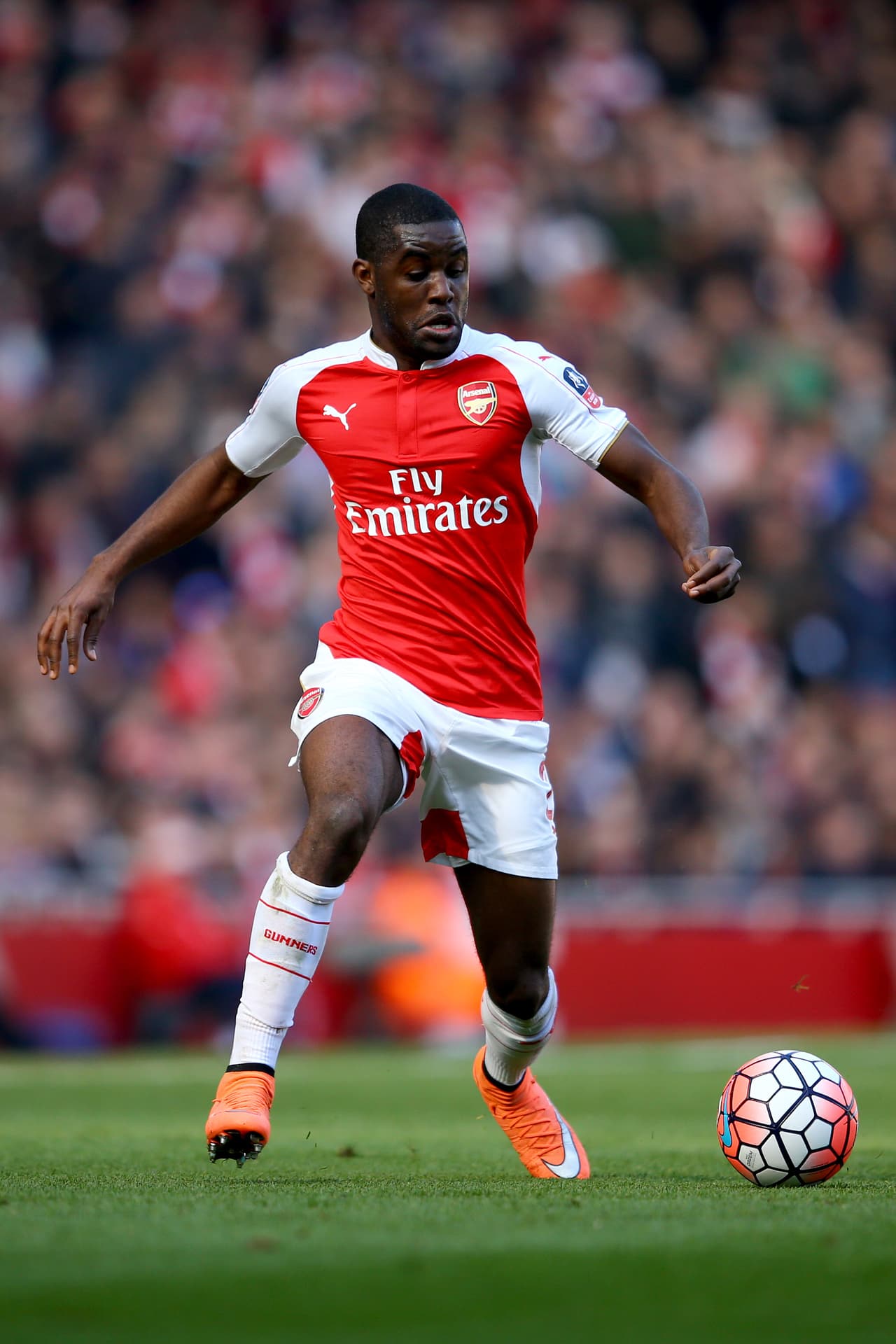 Joel Campbell. Posición: Delantero. Edad: 23 años. Club: Arsenal (Premier League). Veces Seleccionado: 55. Descripción: Es uno de los jóvenes destacados de la 'Sele' pues desde la Sub 17 destacó por su velocidad y cotundencia. El Arsenal lo compró en 2011 y lo ha cedido a equipos como el Lorient, Betis, Olympiacos y Villarreal antes de volver con los 'Gunners' y quedarse en el primer equipo.