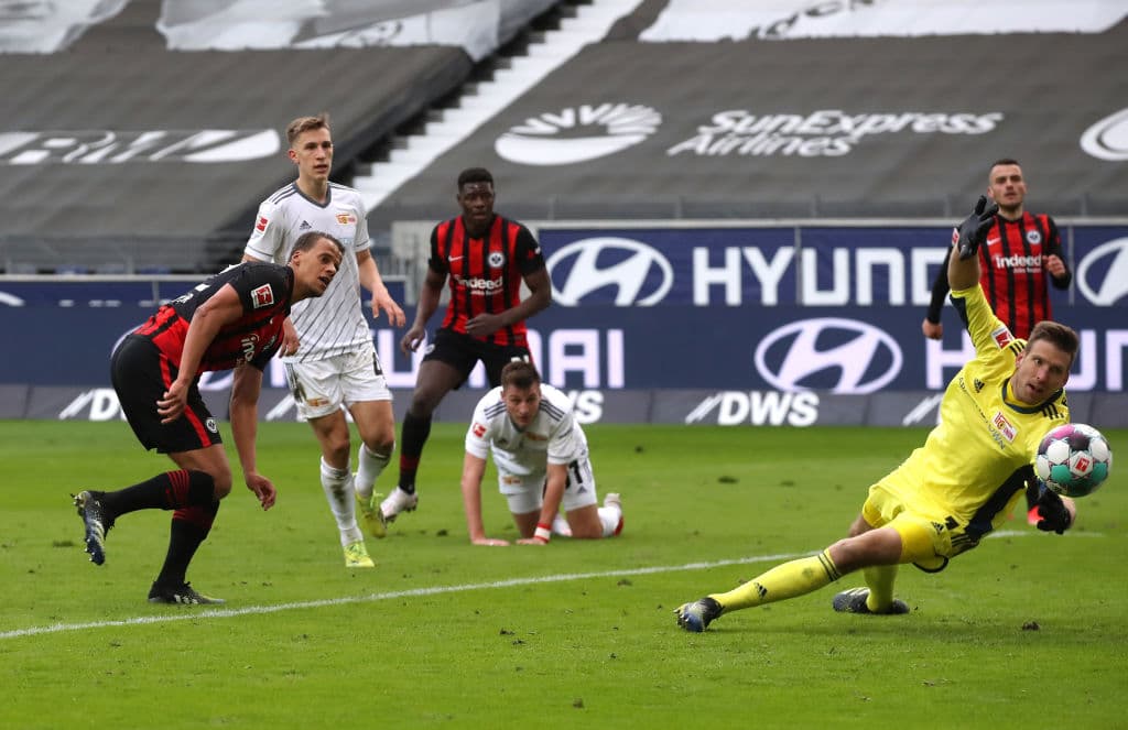 Frankfurt hizo valer su condición de local y goleó a Union Berlin 5-2. Frankfurt y Union Berlin llegaron a 47 y 38 unidades, respectivamente.