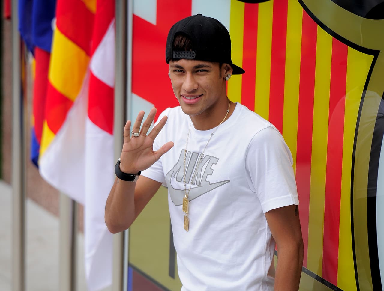 En mayo de 2013 el jugador brasileño llegó a la sede del F.C. Barcelona para firmar el contrato que lo ligaría al club por 5 temporadas.