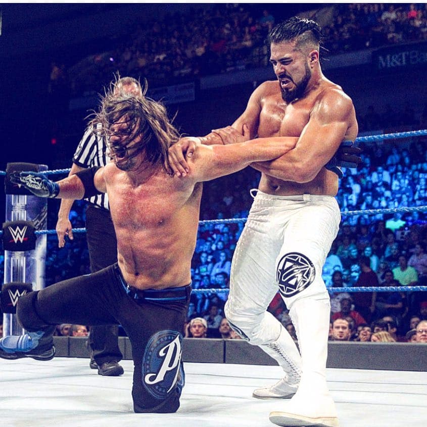 Actualmente, Andrade Cien Almas se encuentra en el medio cartel y recientemente ha tenido luchas contra el campeón de WWE, AJ Styles (izquierda).