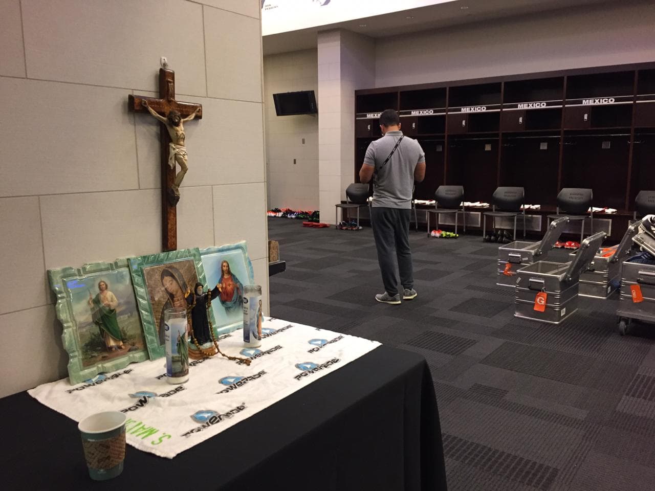 El primer equipo diferente en ocupar el camerino de los Dallas Cowboys es la Selección Mexicana en el AT&T Stadium, previo al amistoso contra Ecuador camino a la Copa Oro.