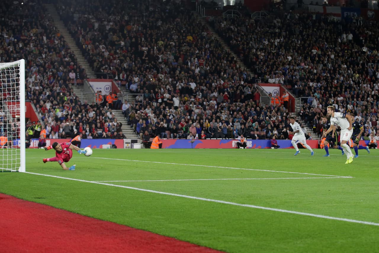 Arijanet Muric amarga a Harry Kane y detiene el penal cobrado por el goleador inglés.