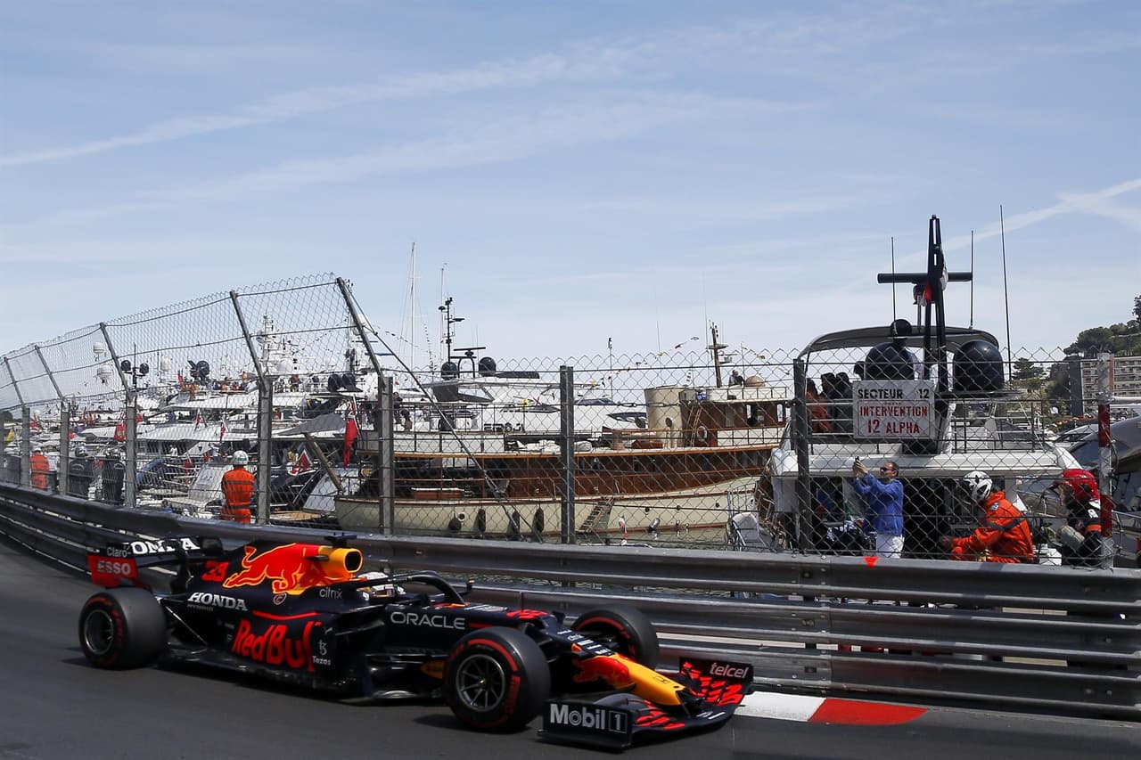 Termina el Gran Premio de Monaco de la Formula 1, Max Verstappen de Red Bull se llevó la primera posición, seguido del piloto español Carlos Sainz de Ferrari. La tercera posición estuvo muy peleada entre el mexicano Sergio Pérez y Lando Norris, sin embargo, el inglés representante de McLaren superó a Checo.