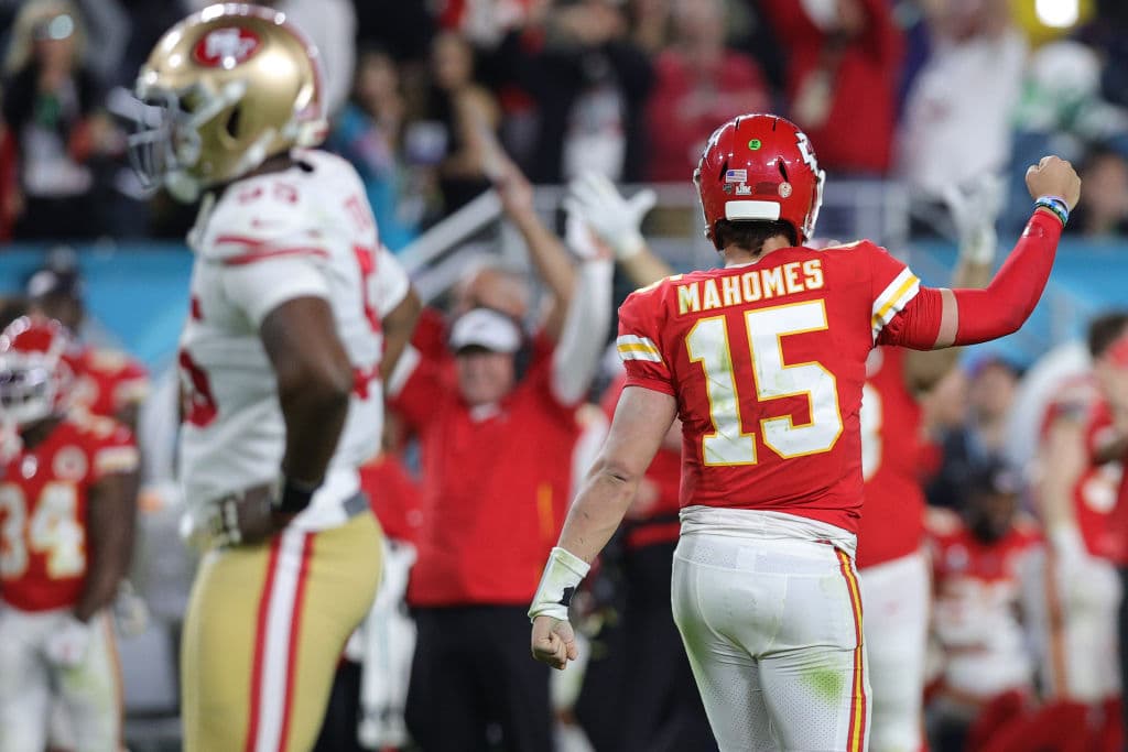 Completó 26 de 42 pases para 286 yardas y dos touchdown.