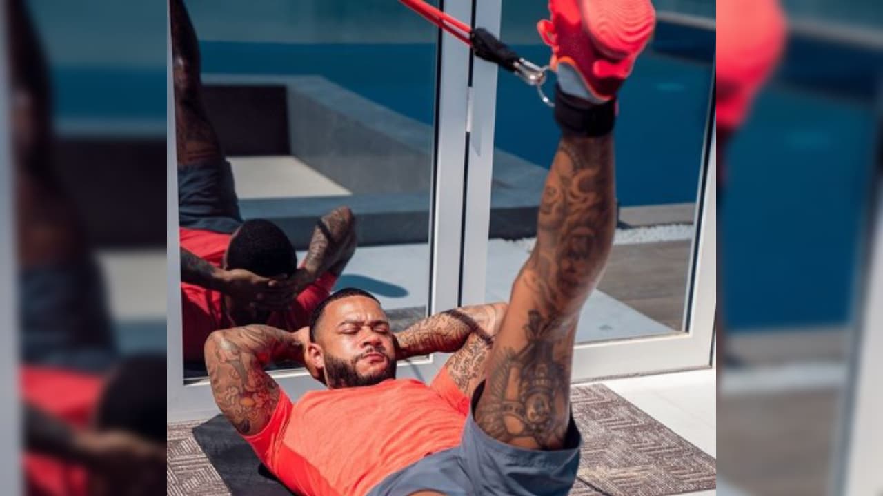 Los brazos y la totalidad de la pierna izquierda del atacante cuentan con majestuosos diseños.