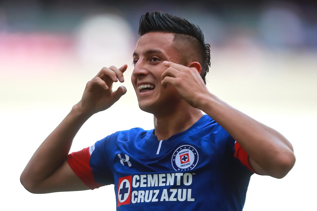 Alvarado a veces ha jugado como media punta detrás de Milton Caraglio en el sistema de Pedro Caixinha.