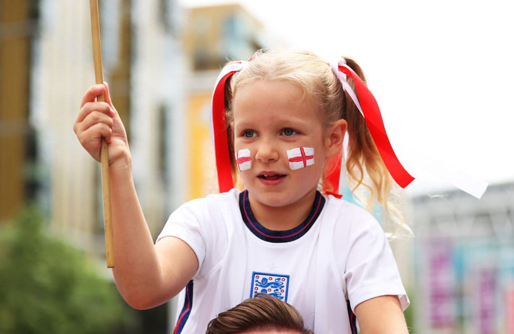 Aún no empieza el partido y se vive la locura fuera del estadio de Wembley. Aficionados ingleses e italianos disfrutan una atmósfera de emociones entre cantos, bebidas y disfraces, previo a la final de la Euro 2020 entre Italia e Inglaterra.