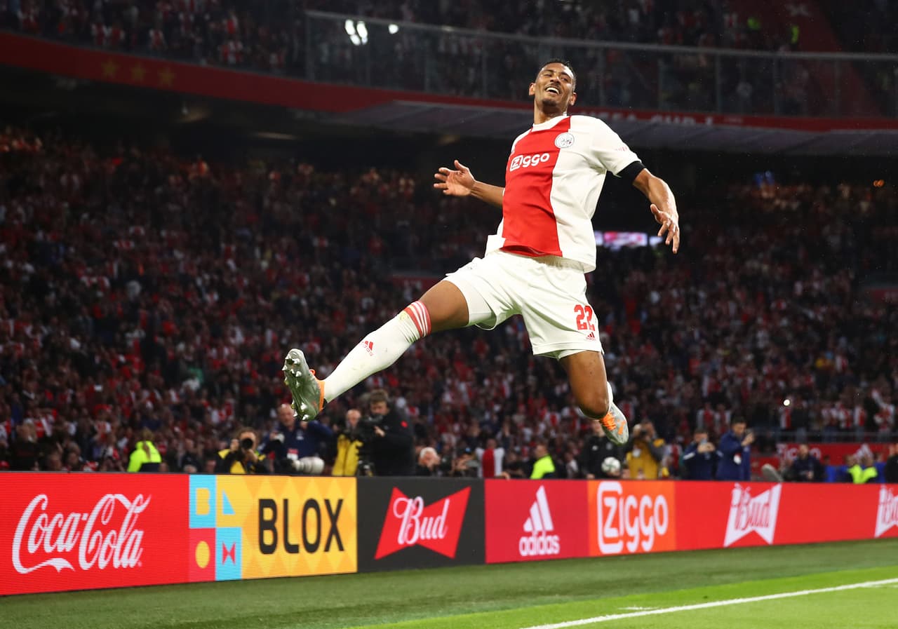 Edson Álvarez metió el quinto gol que redondeó la goleada del Ajax sobre un triste Heerenveen que solo fue comparsa para que alcen un nuevo título de Eredivisie pese al triunfo del PSV.