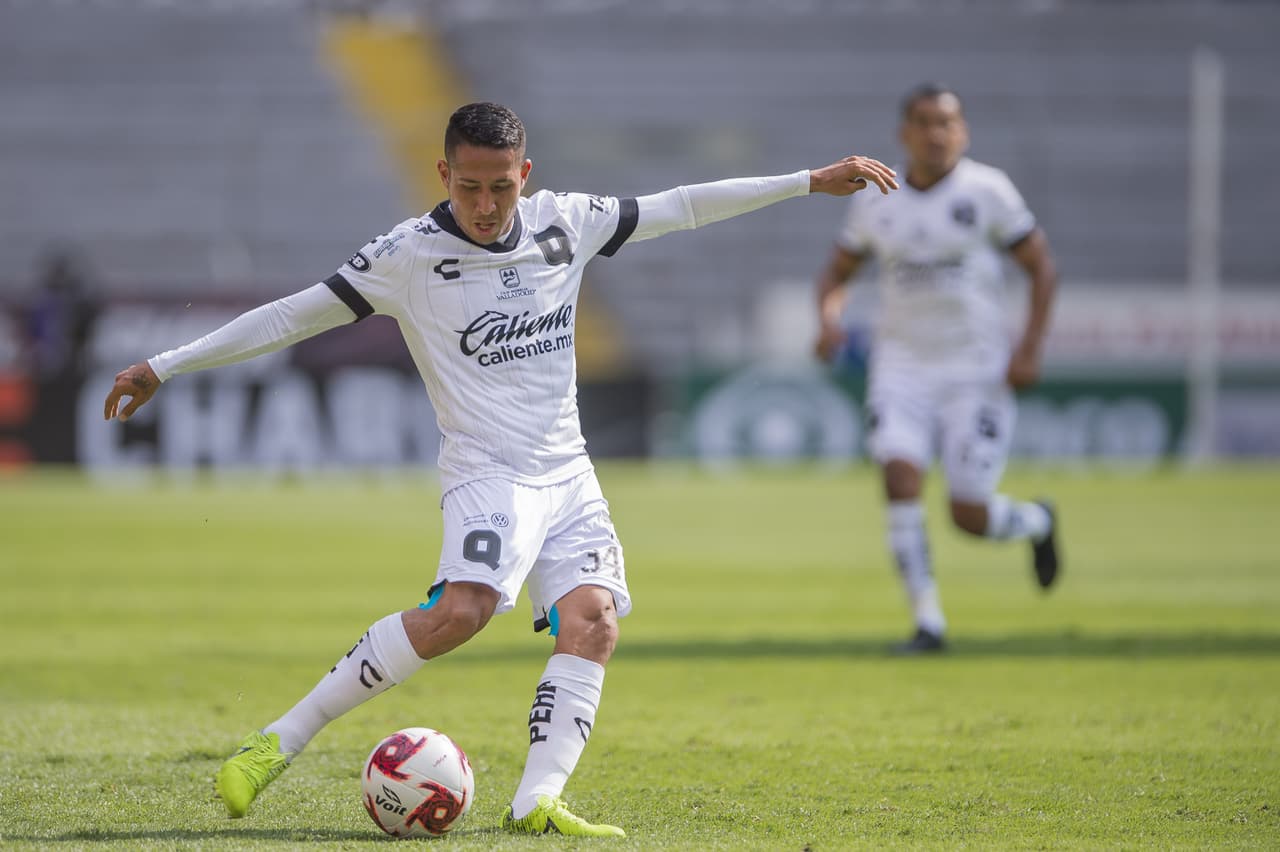 Pasados los minutos, Querétaro mantenía por mayor tiempo la posesión del balón.