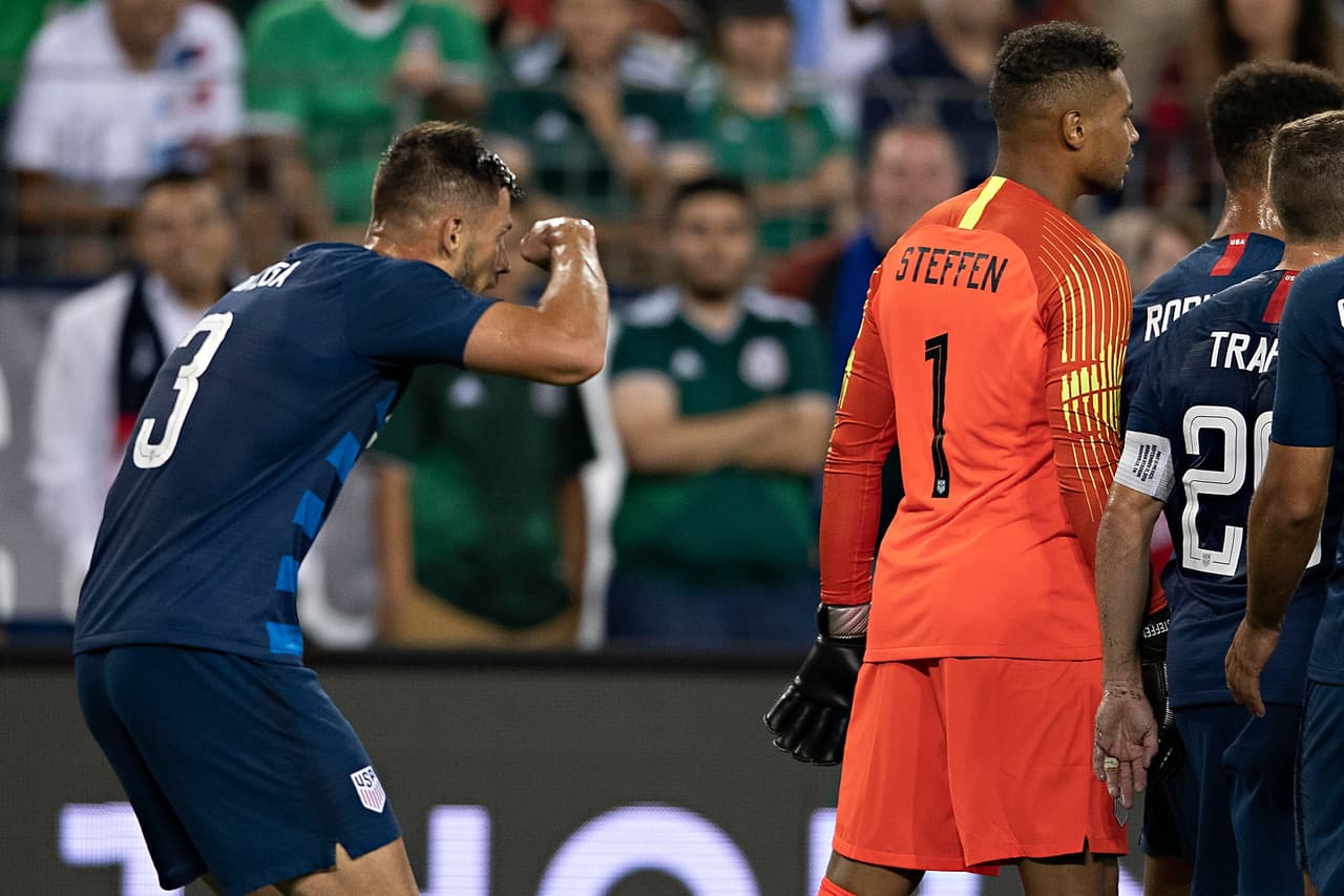 Sin embargo, ya separados, las provocaciones continuaban con otros gestos como este; agachado para quedar, supuestamente, al nivel del mexicano.