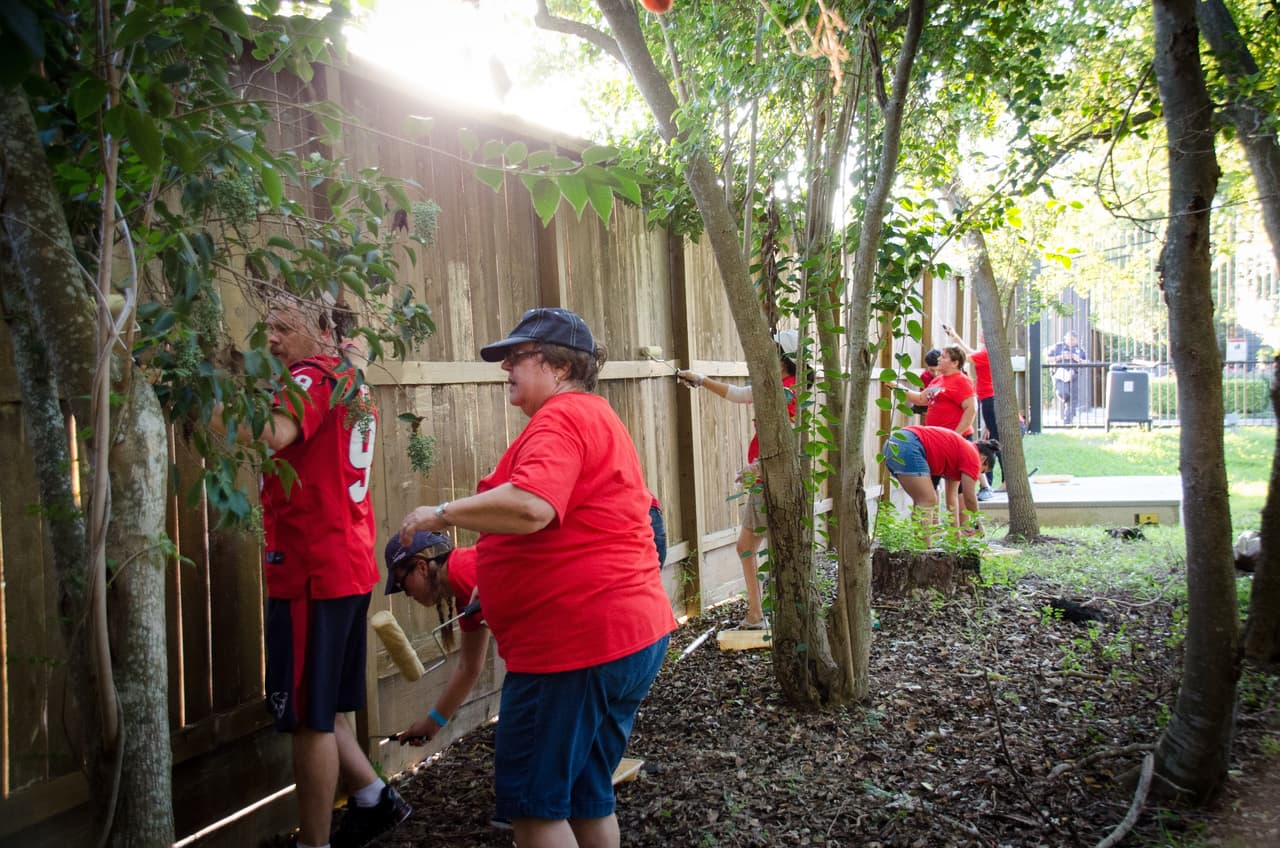 Michael Cordua fue nombrado el ganador del Premio al Liderazgo Hispano y se unió con los Toros Bravos, Chris Polk y las porristas de los Houston Texans en la Casa de Esperanza.