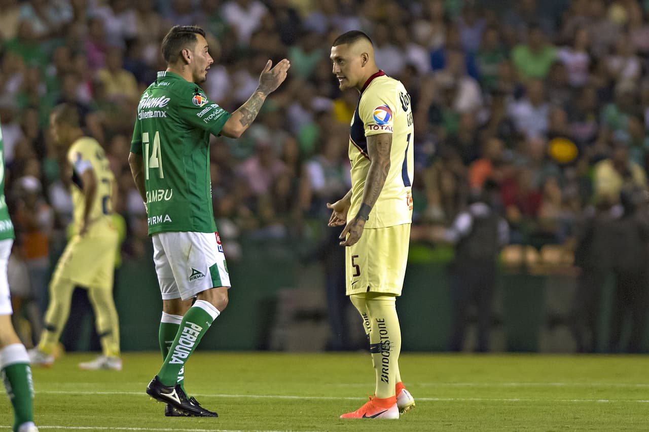 Ya en el minuto 85' también vio la roja Guido Rodríguez (derecha), quedando así los dos equipos con diez hombres en el campo.