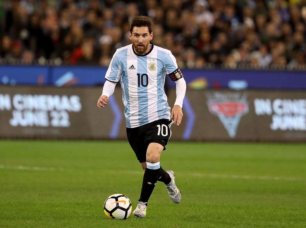 La gran figura de la noche, al que fueron a ver los miles de aficionados, fue a Lionel Messi ante la ausencia en la convocatoria de Neymar.