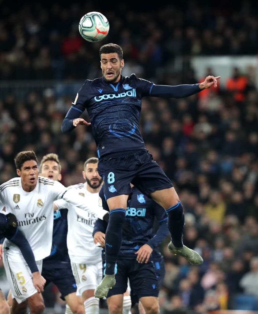 Con goles de Karim Benzema, Federico Valverde y Luka Modric, el Real Madrid sigue con la presión sobre el Barcelona.