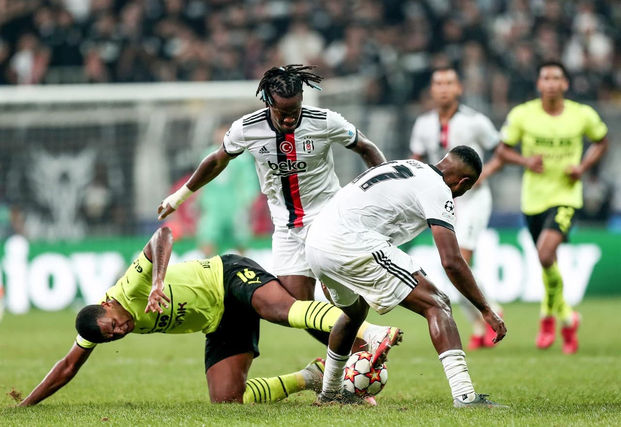 Borussia Dortmund se impone 2-1 ante el Besiktas durante la primera fecha de la fase de grupos en la UEFA Champions League. Jude Bellingham abrió el marcador al minuto 20’, posteriormente él mismo asistía a Erling Haaland para hacer el segundo gol de la noche. Ya en tiempo agregado, Javier Montero Rubio salva anotación para los locales.