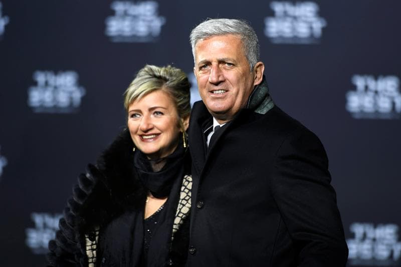 El exfutbolista y entrenador croata de la selección nacional deSuiza, Vladimir Petkovic (d), posa ante los fotógrafos junto a su esposa Ljiljana.