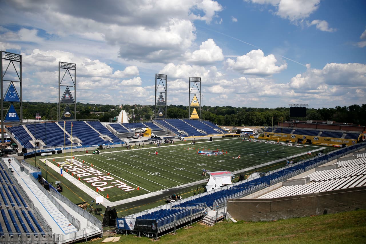 Las condiciones del terreno de juego del estadio en Canton no fueron las óptimas para el partido.