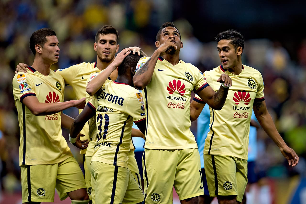 Michael Arroyo festeja su anotación.