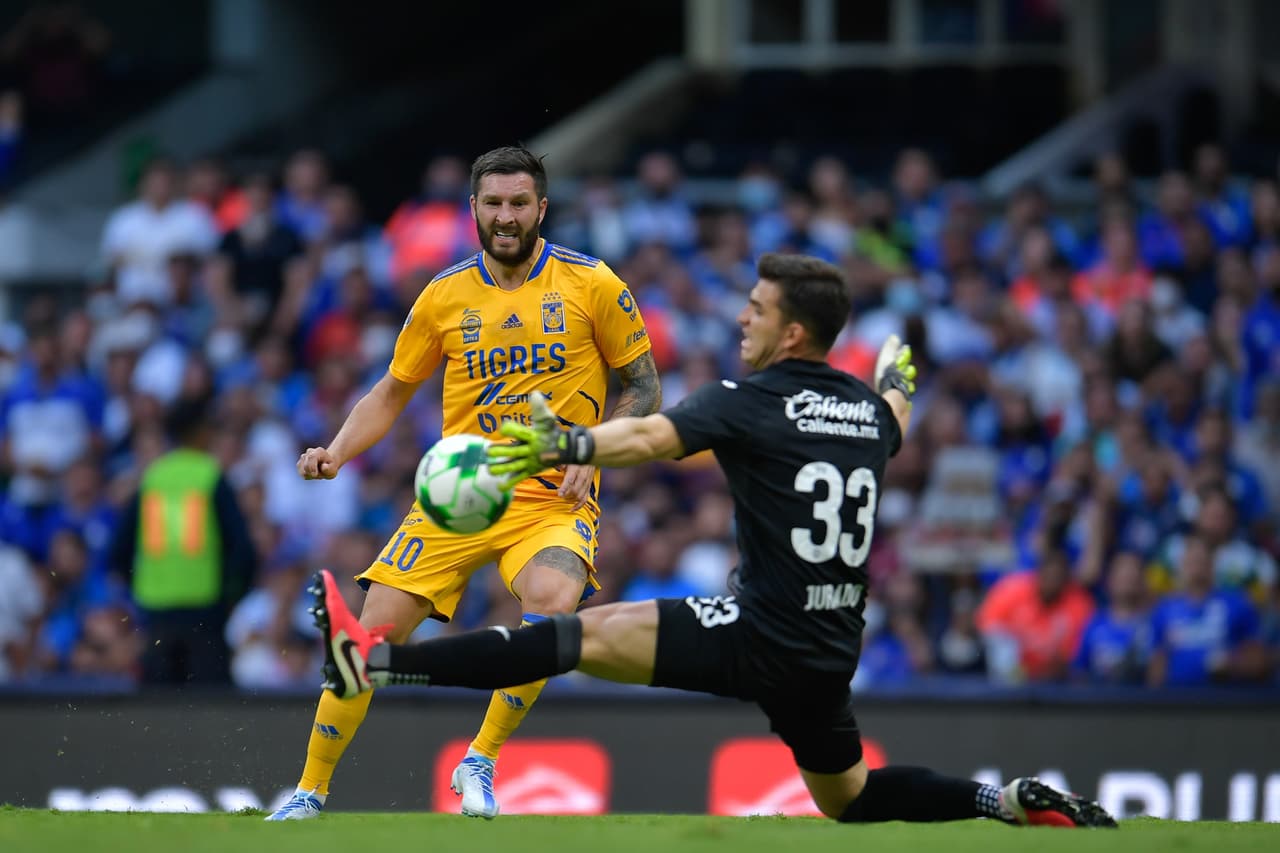 Tigres aprovechó las tímidas intenciones ofensivas de Cruz Azul y se puso en ventaja, la Máquina celeste intentó reaccionar en el segundo tiempo pero no le alcanzó para emparejar y el equipo del Piojo se llevó la ventaja.