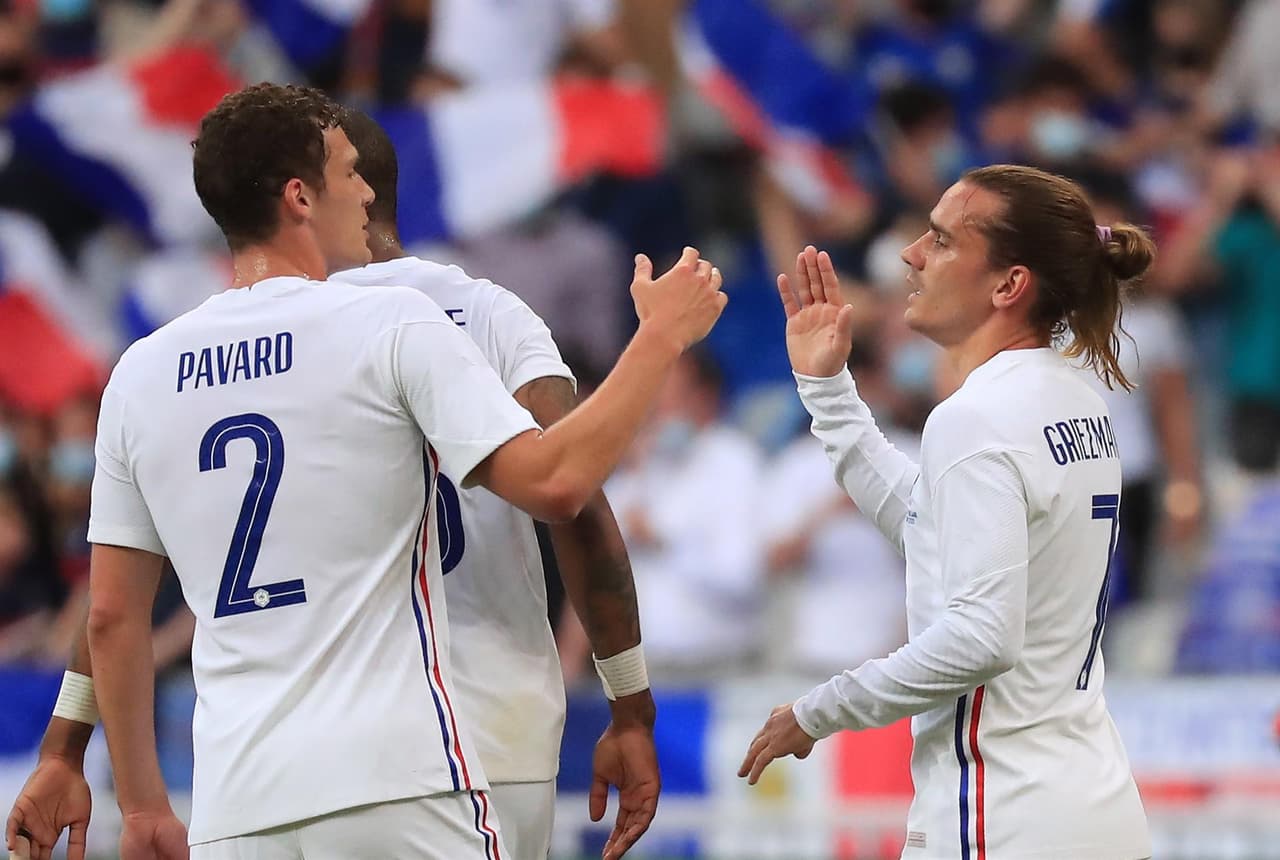 Francia derrota 3-0 a la escuadra de Bulgaria previo a su participación a la Euro 2021. Antoine Griezmann abrió el marcador al minuto 29 y Oliver Giroud se lució con doblete para darle la victoria a su equipo sobre los búlgaros. 'Les Bleus' iniciarán la competencia europea ante Alemania.