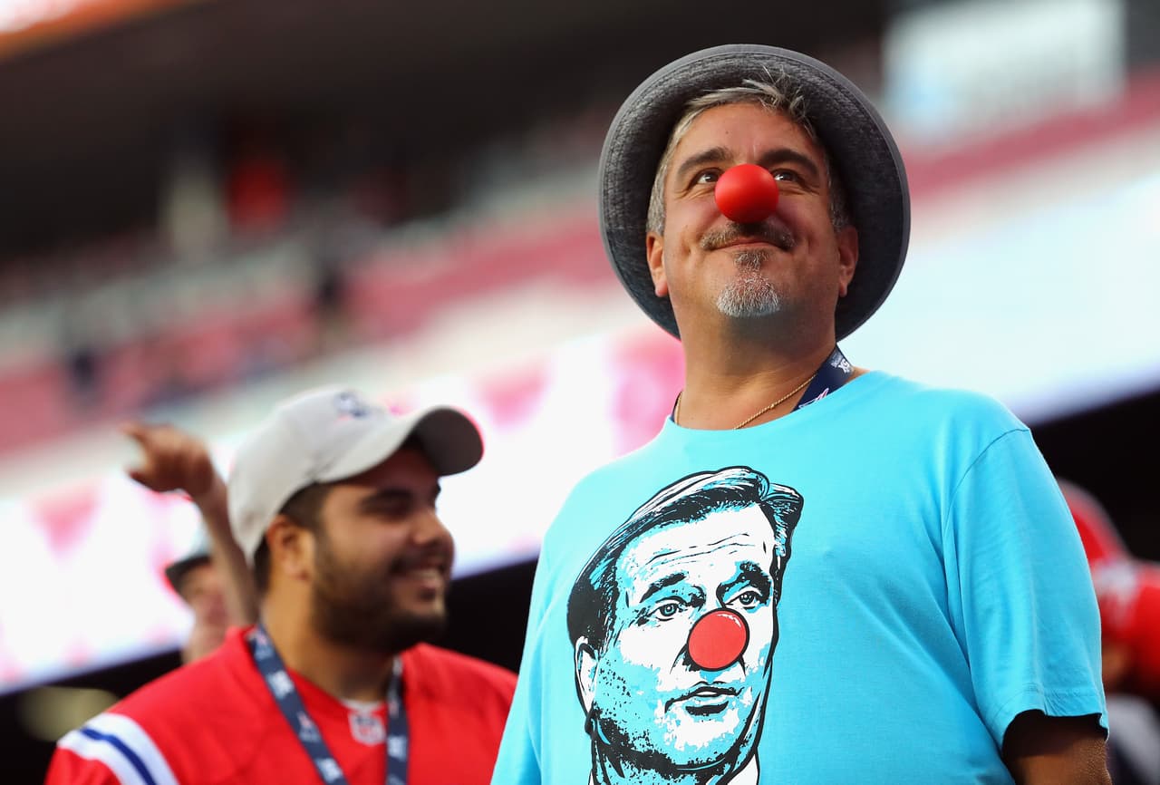 Algunos seguidores incluso llevaron su propia nariz de payaso en referencia a la molestia con Goodell, quien decidió una sanción contra Tom Brady.
