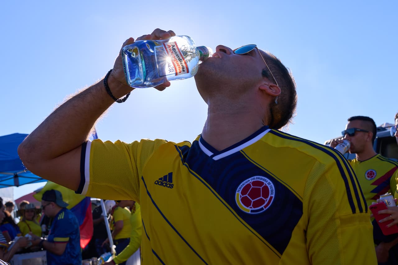 ¡Llenos de dudas! México no supo mantener una ventaja de dos goles y Colombia vino de atrás para llevarse el triunfo con un golazo de Wilmer Barrios.