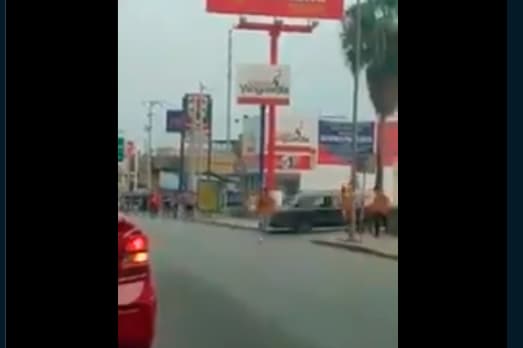El auto desaparece del video hacia la calle contigua al supermercado, persiguiendo a fanáticos de Tigres.
