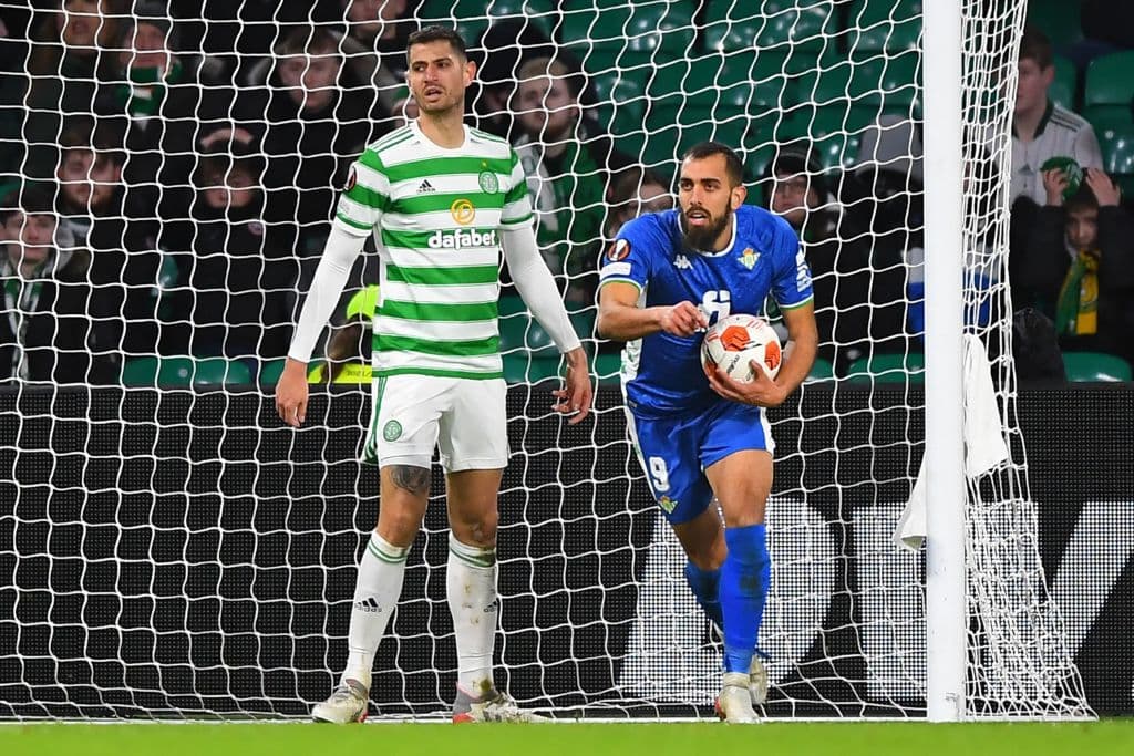 Celtic se impone 3-2 al Real Betis durante la última Jornada de la fase de Grupos en la UEFA Europa League. Welsh, Henderson y Turnbull le dieron la victoria al equipo escocés, mientras que Bain (autogol) y Borja Iglesias descontaron para los béticos. Diego Lainez jugó 63 minutos.