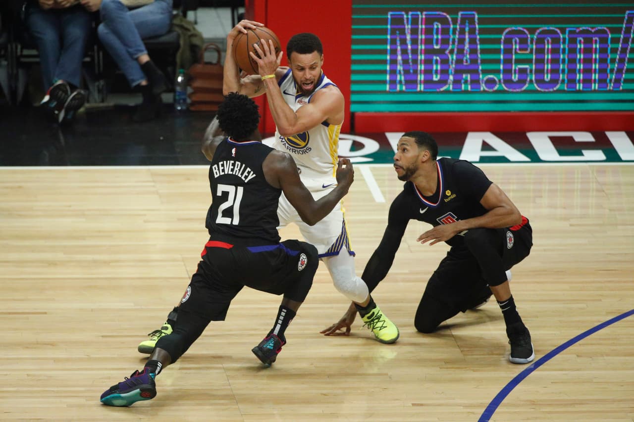 Stephen Curry (centro) fue el segundo máximo anotador de los Warriors con 24 puntos, seis rebotes y seis asistencias.