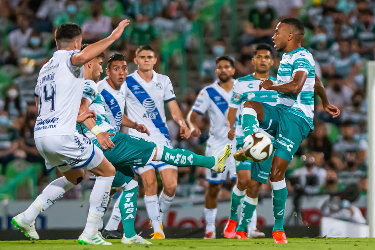 El doblete de Eduardo 'Mudo' Aguirre y el gol de Ayrton Preciado Santos vence 3-0 en la ida de semifianles al Puebla y toman una muy cómoda ventaja en la serie.