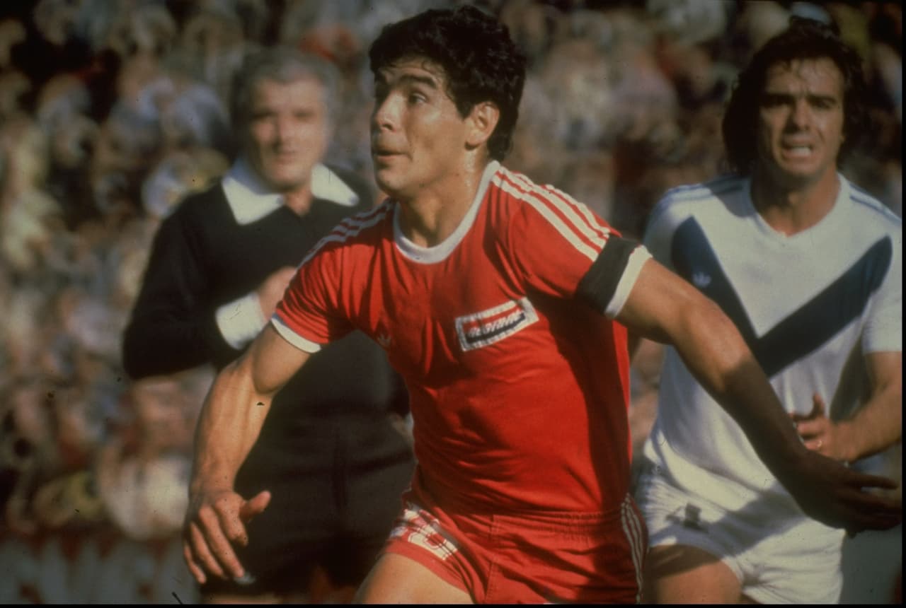 Maradona, con tan solo 15 años tuvo su debut en club Argentinos Juniors; el resto es historia.