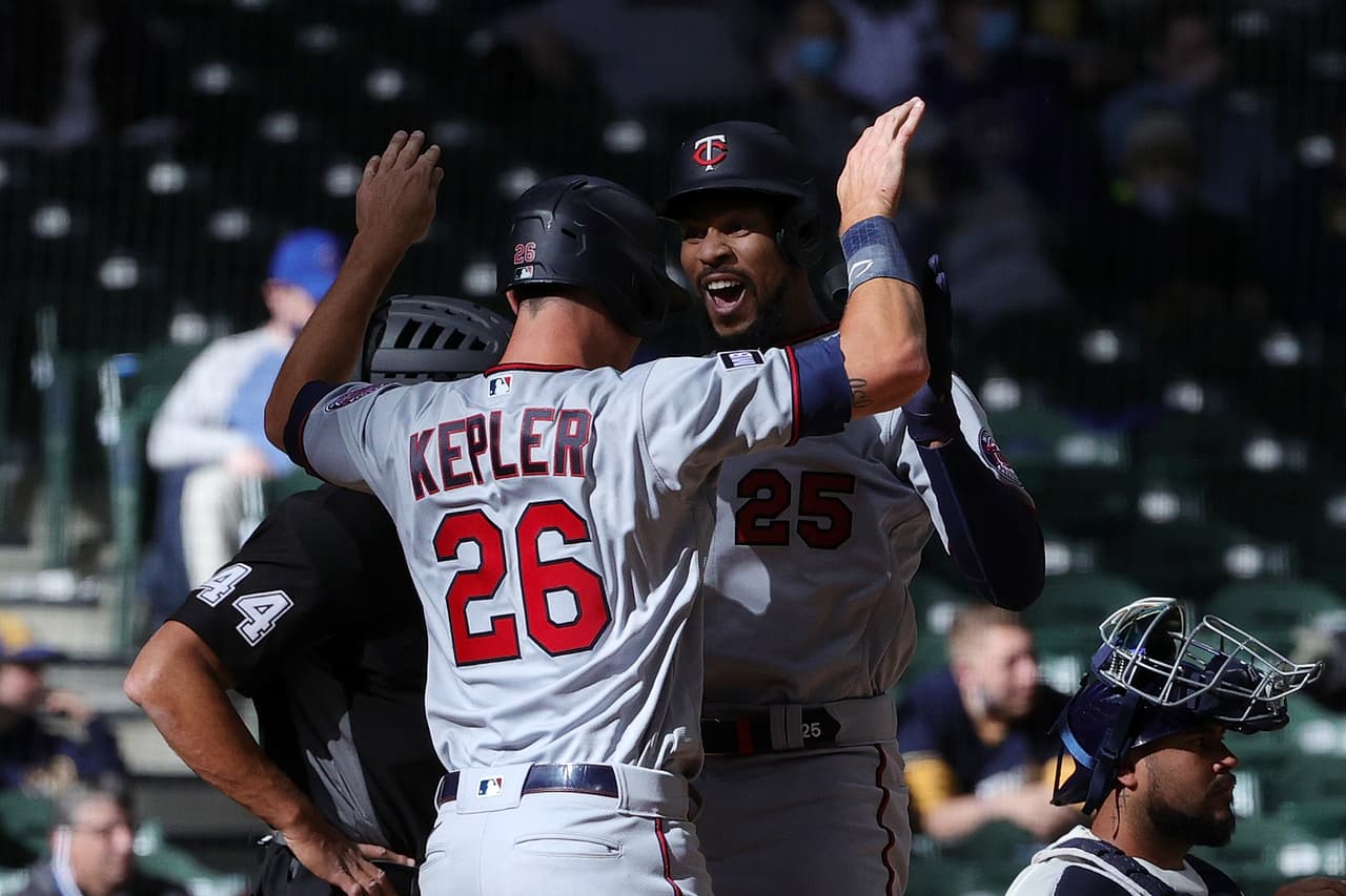 Opening Day en MLB: Byron Buxton festeja su HR ante Brewers.