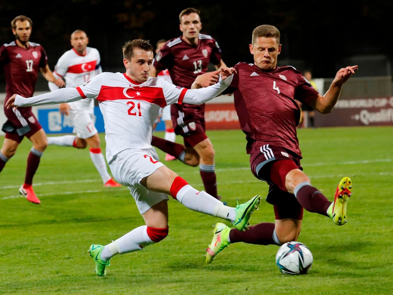 Turquía se impone ante Letonia con anotación de último minuto, dejando el marcador 2-1 durante la eliminatoria mundialista. Las anotaciones corrieron a cargo de jugadores turcos, pues la primera anotación fue autogol de Merih Demiral al 70' y, posteriormente, Serdar Dursun y Burak Yilmaz se encargaron de darle el triunfo.