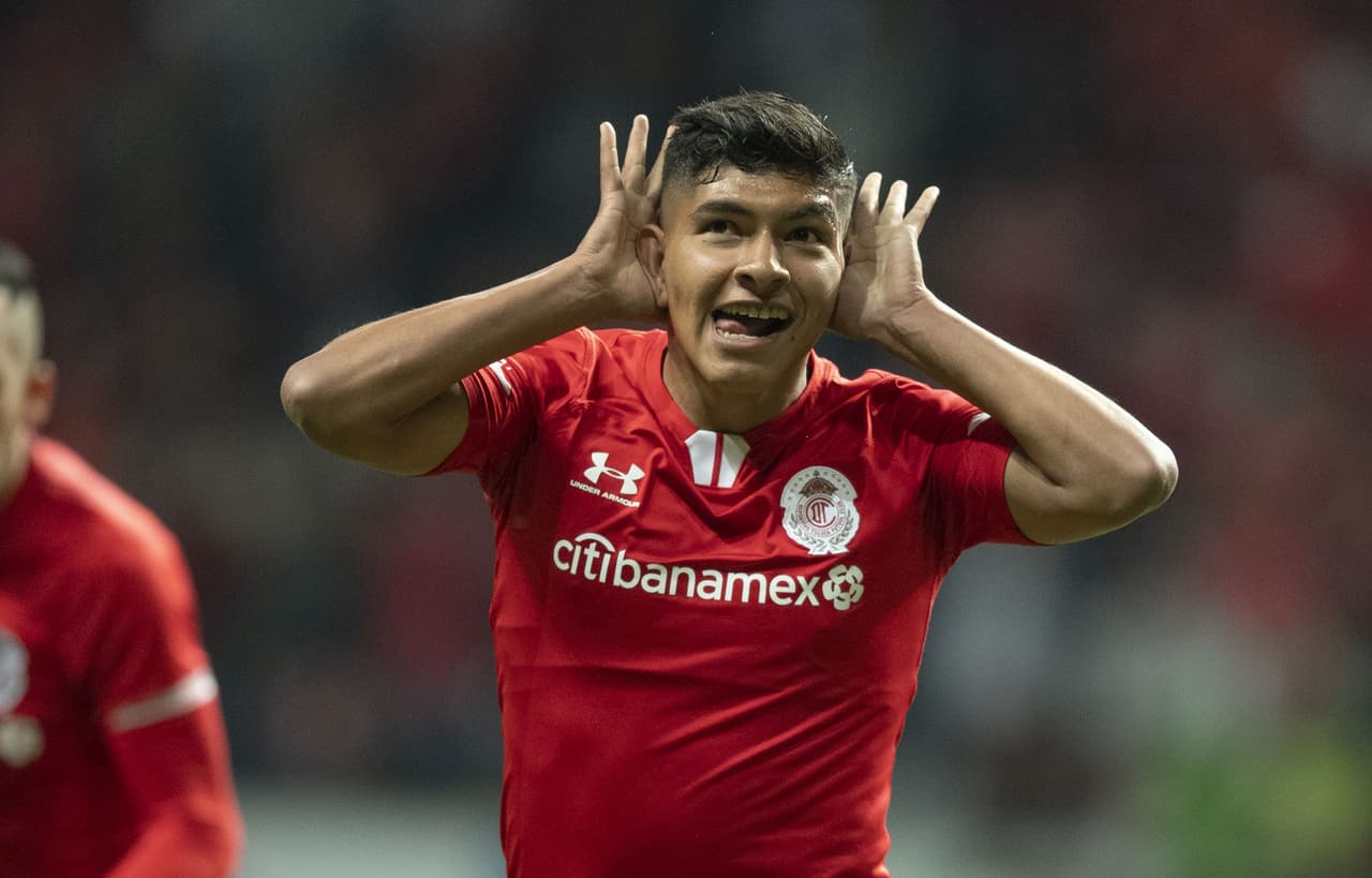 Kevin Castañeda ingresa y marca el primero, de los dos goles que marcará en la noche.