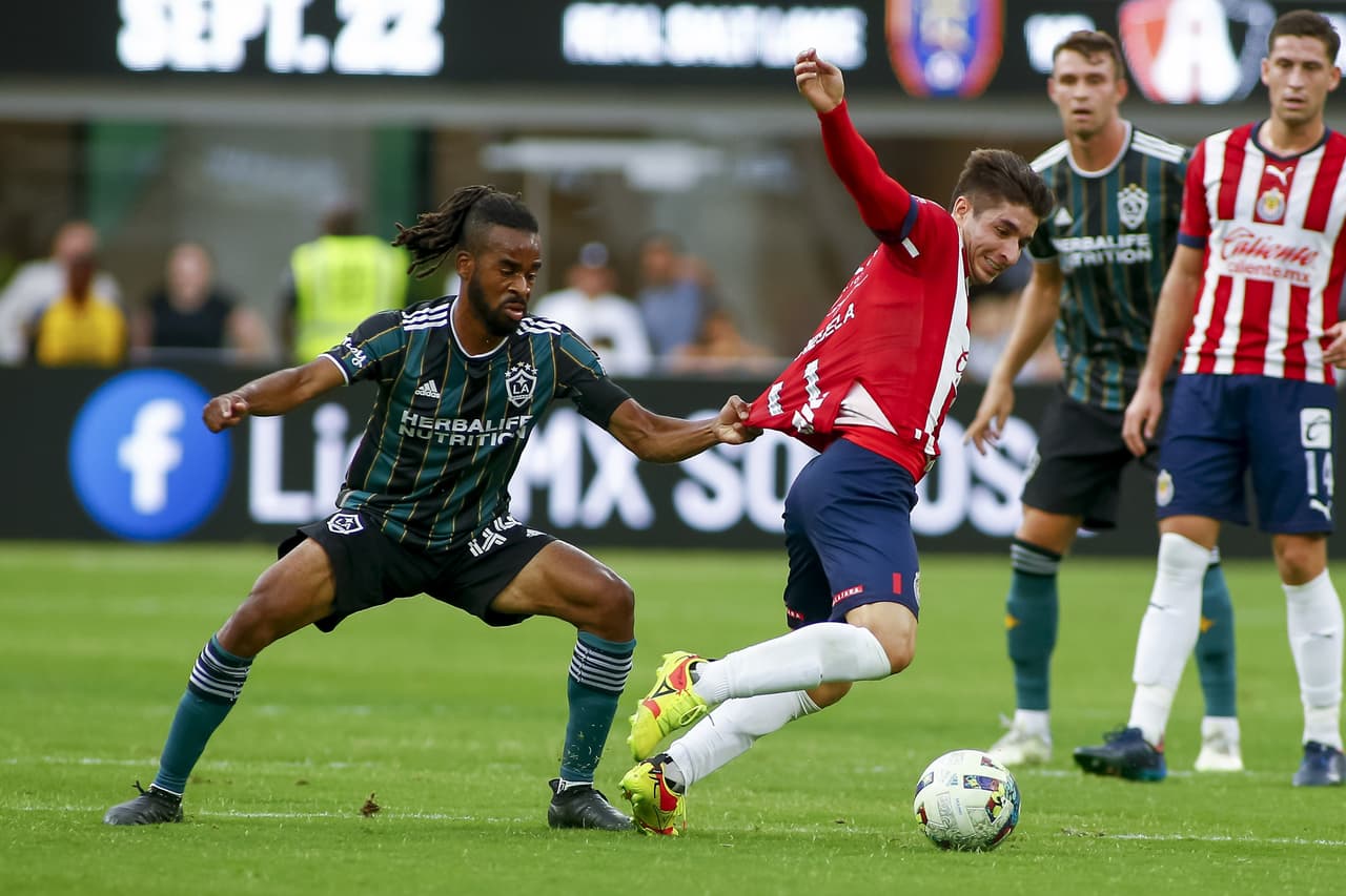 Chicharito y LA Galaxy confirmaron el mal momento de unas Chivas que siguen sin saber anotar y que otra vez se cansaron de fallar hasta que la defensa no pudo con la definición de Joveljic y un gran disparo de Pérez.