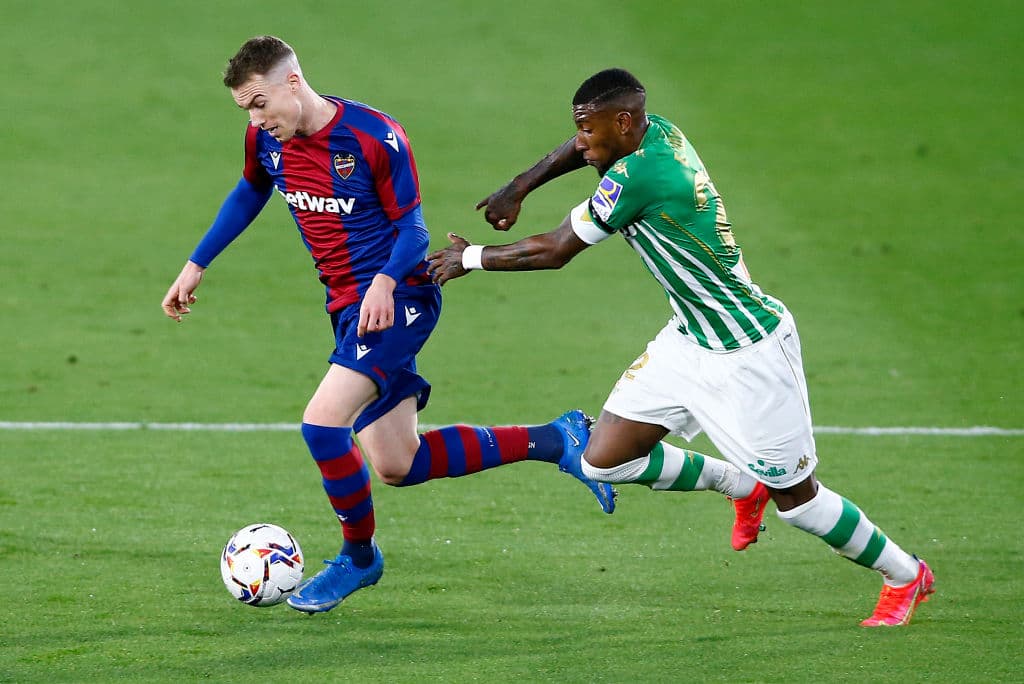 Fekir (70’) y Jiménez (75’) marcaron los tantos que definieron el cotejo. Lainez salió al 66’ y Guardado participó todo el encuentro. En sus siguientes compromisos, Betis visitará al Elche y Levante recibirá al Huesca.