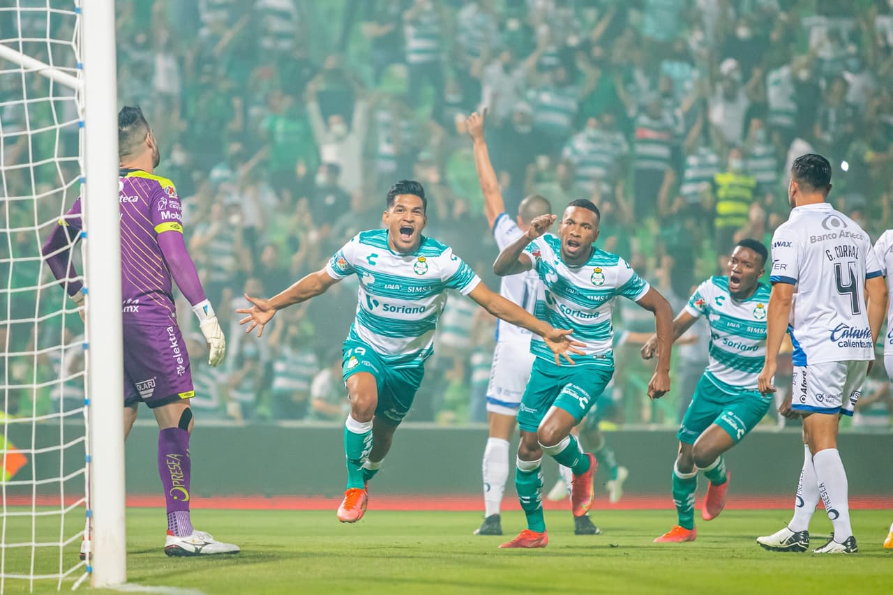 El doblete de Eduardo 'Mudo' Aguirre y el gol de Ayrton Preciado Santos vence 3-0 en la ida de semifianles al Puebla y toman una muy cómoda ventaja en la serie.