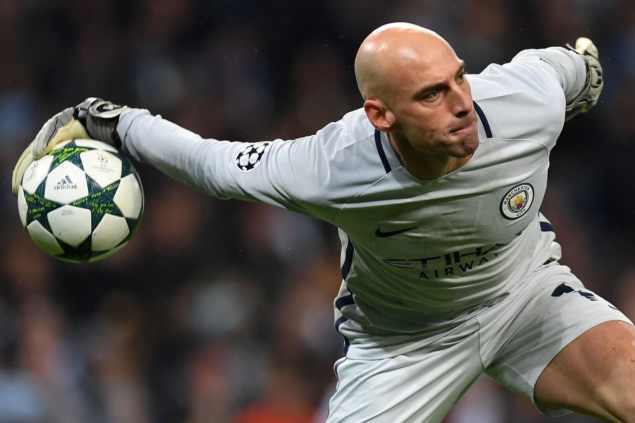 El arquero argentino Willy Caballero, el portero chileno Claudio Bravo, el lateral argentino Pablo Zabaleta y el delantero argentino Sergio Agüero son parte del Manchester City que bajo la dirección de Pep Guardiola busca su primer título en Champions.