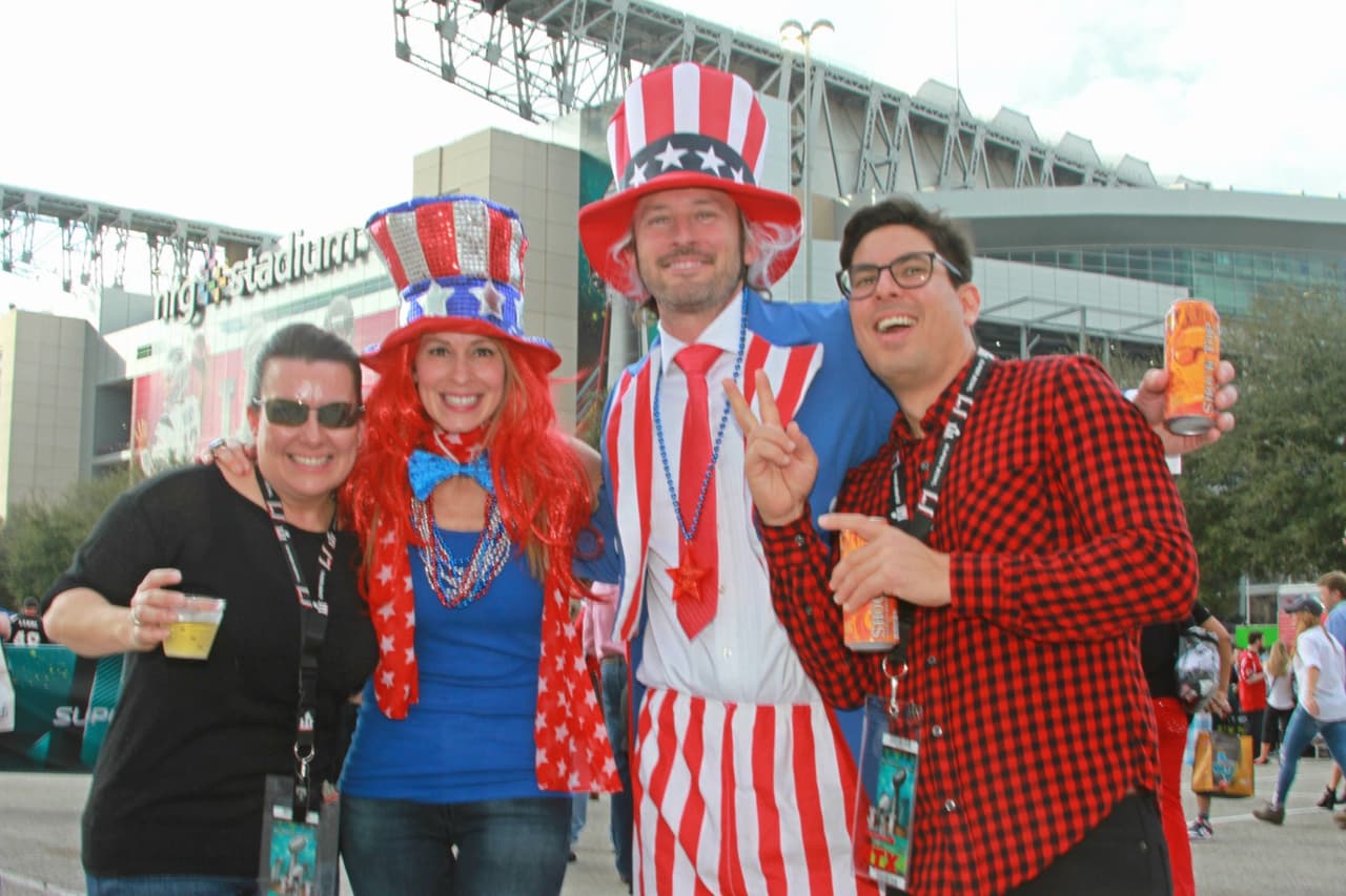 El NRG Stadium abrió sus puertas para recibir a los aficionados en el último partido de la temporada, entre New England y Atlanta, con gente que viajó hasta Houston para ver a su equipo ser campeón.